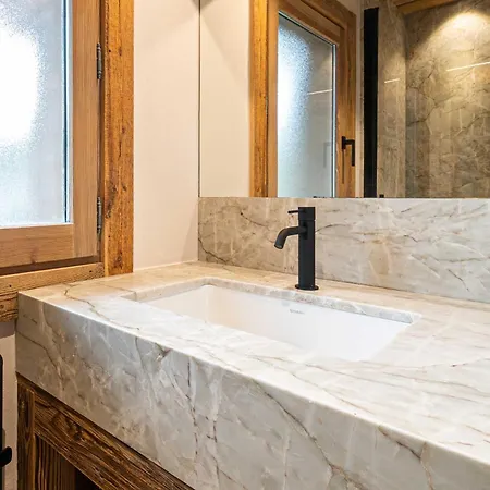 Superb Isatis-renovated In Chalet